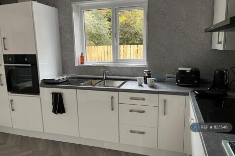 Wekk Equipped Kitchen With Dishwasher