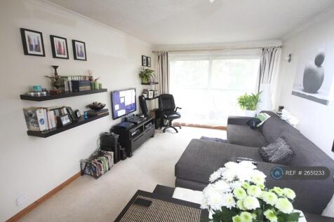 Lounge w. Large Corner Sofa And Dining Table