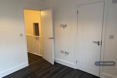 Main Bedroom w/ En Suite