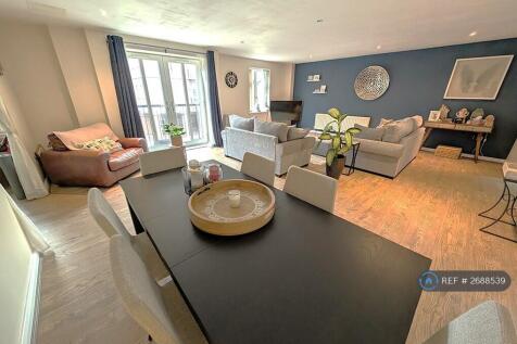 Lounge &amp; Dining Area