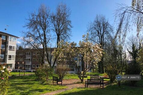 Spacious Private Gardens
