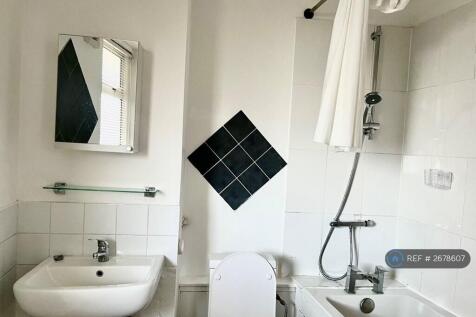 Clean, Full Bathroom Suite