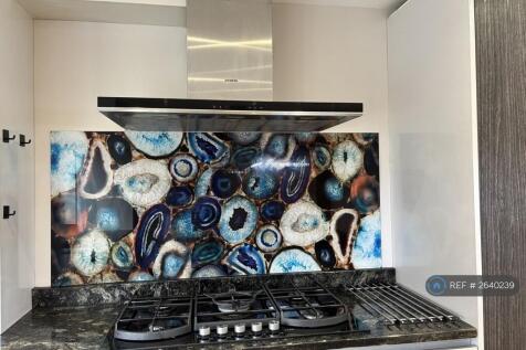 Glass Splashback Feature By 5 Hob Burner