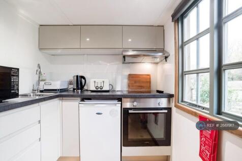 Fully Fitted Kitchen