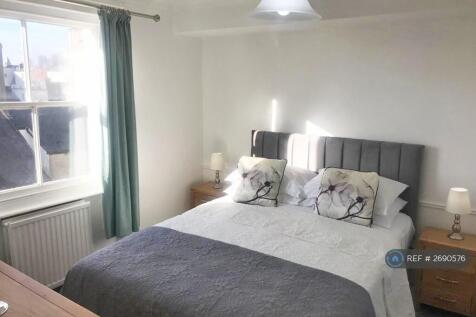 3rd Floor Ensuite Double Rear Bedroom