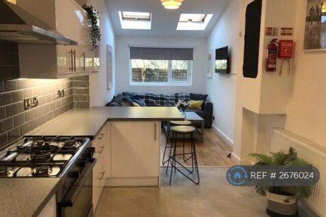 Spacious Kitchen/Dining Area With Communal Seating