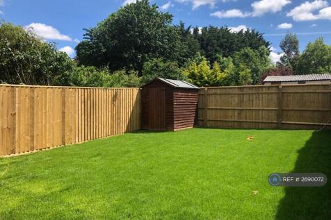 Large Grassy Garden, Lawnmower Provided. 