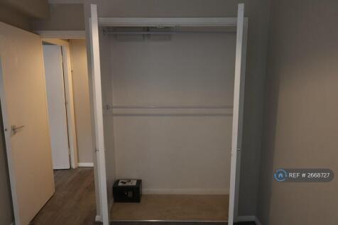 Built-In Wardrobe With Storage