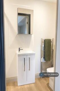 Stylish Ensuite Rooms In Contemporary House Share