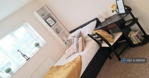 Room 5 - Double Room Shared Bathroom With One