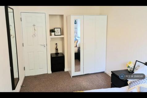 Room 6 - Ample Storage And All Bills Included