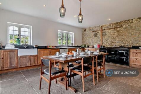 Spacious Eat In Kitchen With Aga