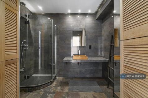 Spacious Bathroom