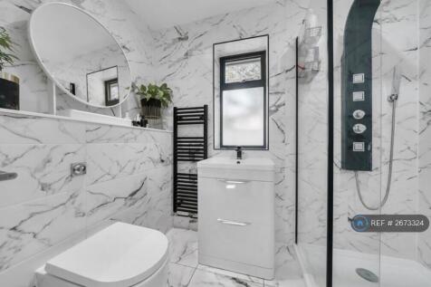 En Suite Shower Room To Master 