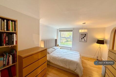 Master Bedroom With Walk In Wardrobe And En-Suite 