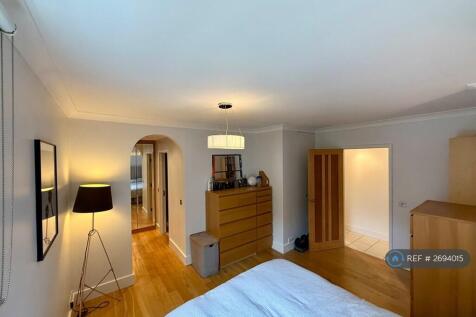 Master Bedroom With Walk In Wardrobe And En-Suite 