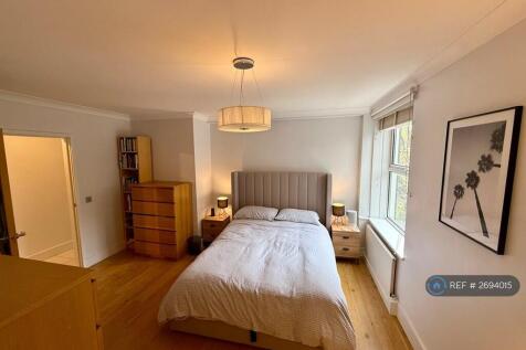 Master Bedroom With Walk In Wardrobe And En-Suite 