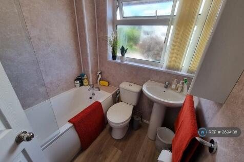 Shared Full Bathroom 