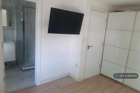 Large Bedroom With a Modern Ensuite