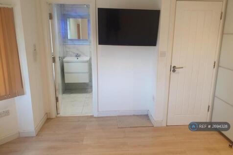 Large Bedroom With a Modern Ensuite