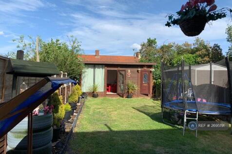 Large Garden With Split Outhouse