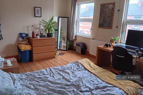 Bedroom 1 - Very Large Double