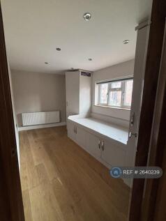 Children&#39;s Bedroom With Wardrobes 1