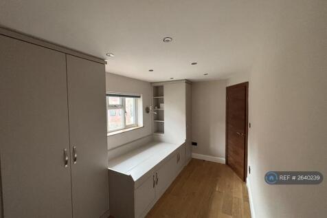 Children&#39;s Bedroom With Wardrobes 2