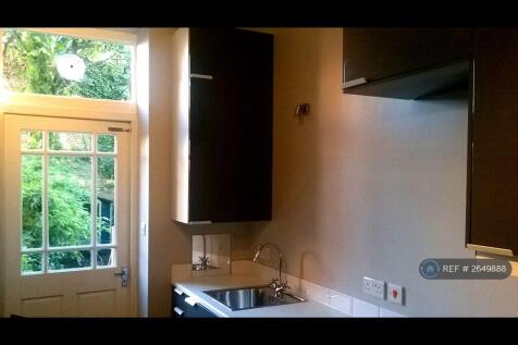 Kitchen With Gas Hob &amp; Plenty Of Storage 