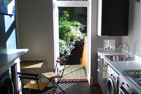 Fully-Fitted Eat-In  Kitchen 