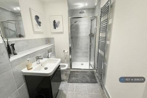 Ensuite (1 Of 2)