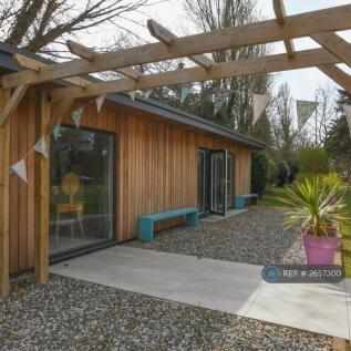 Outside Facing The Shared Garden 