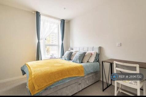 Lovely Cozy Bedroom To Feel Instantly At Home