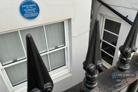 Front Courtyard - View From Street