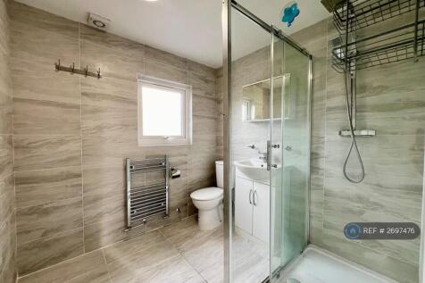 Room Available - Bathroom 2/4