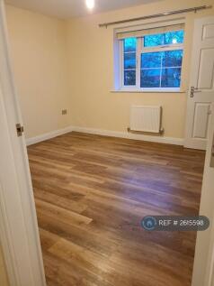 Master Bedroom: 3.51m x 3.23m