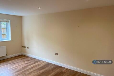 Living/Dining Room: 5.30m x 4.98m