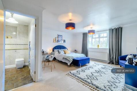 Large Bedroom With Ensuite Shower Room