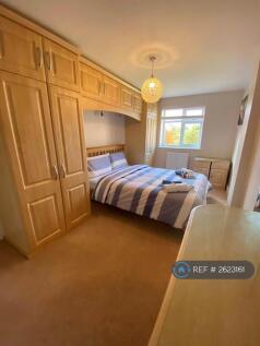 Main Bedroom:  King Sized Bed &amp; En-Suite Bathroom 
