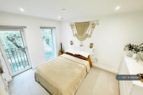 Bedroom (King &#43; Eve Mattress)