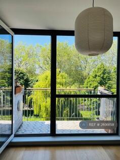 Balcony Overlooking Canal And Victoria Park 