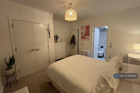 Ensuite Main Bedroom