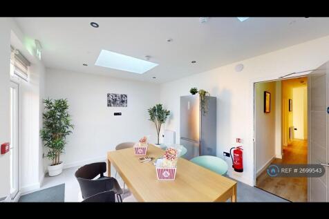 Communal Kitchen/Living