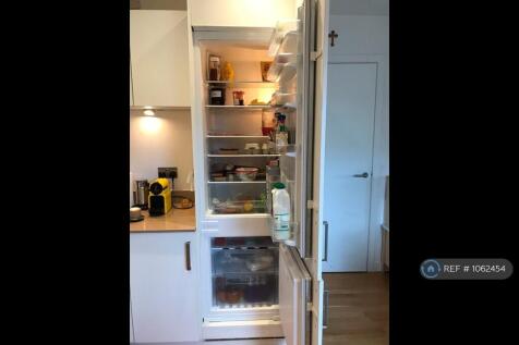 Spatious Fridge And Freezer