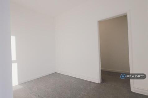 Bedroom With Walk In Wardrobe Photo 1