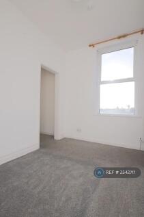 Bedroom With Walk In Wardrobe Photo 2