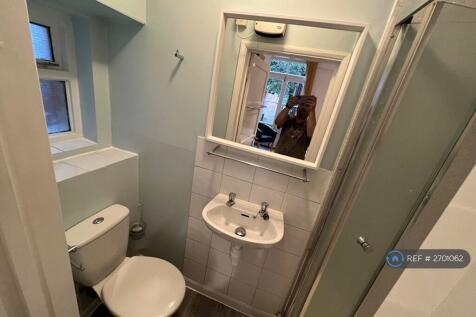 Moden Stylish Yet Simple En Suite Shower Room