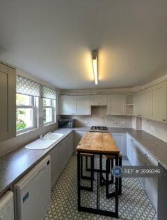 Spacious Kitchen With Breakfast Bar &amp; Stools 