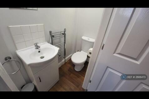 En-Suite To Room 3 - Let