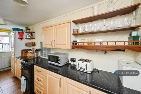 Kitchen, w. Machine, Dishwasher, Fridge Freezer